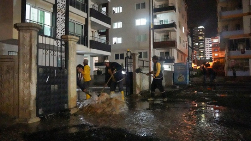 Tarsus Belediye ekipleri yağış ve fırtınaya müdahale etti