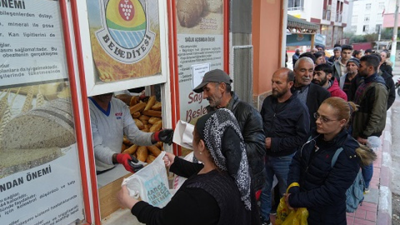 Başkan Bozdoğan, 1 Tl.lik Ekmekle Gönülleri Kazandı