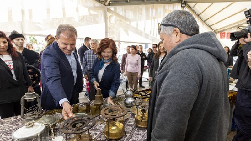  Vahap ve Meral Seçer Çifti Antika Pazarı'nda