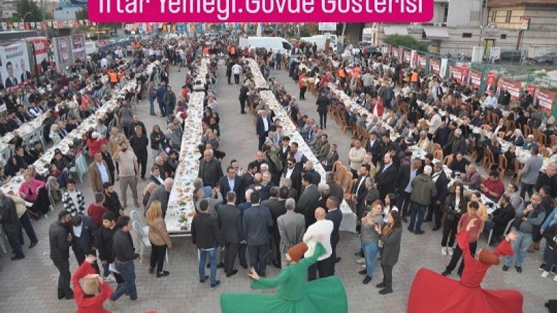 Tarsus’ta Cumhur İttifakı’nın İftar Yemeği’nde Gövde Gösterisi