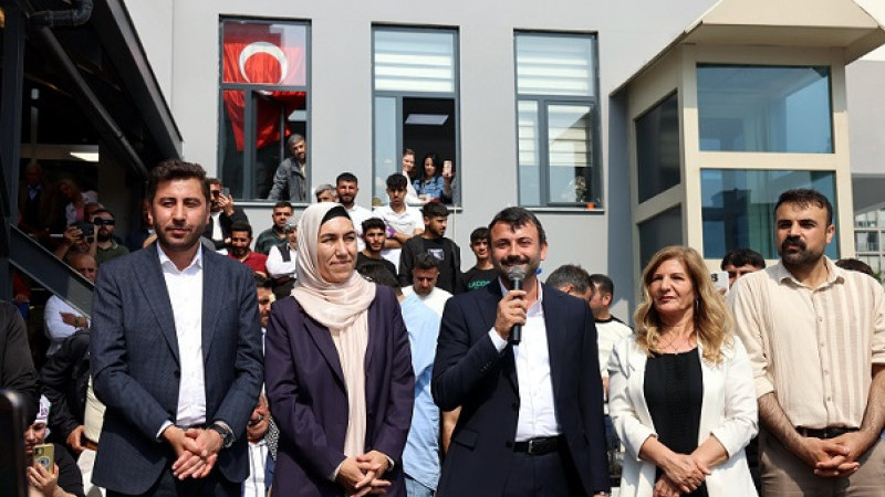 Akdeniz Belediye Eş Başkanları Sarıyıldız ile Arslan Göreve Başladı