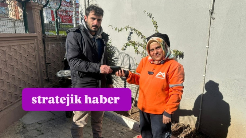 Büyükşehir Personeli Temizlik yaparken bulduğu Cüzdanı sahibine ulaştırdı