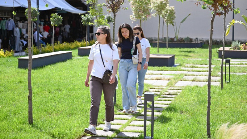 Mersin'de Çarşının Kalbinde Yeni Yaşam Alanı Kırmızı Lacivert Kent Meydanı Açıldı